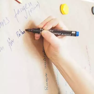 "Bildung und Umweltbewusstsein in der Schweiz" – Symbolisiert BOS Schweiz’ Bildungsarbeit zur Sensibilisierung für den Orang-Utan-Schutz und Umweltverantwortung.