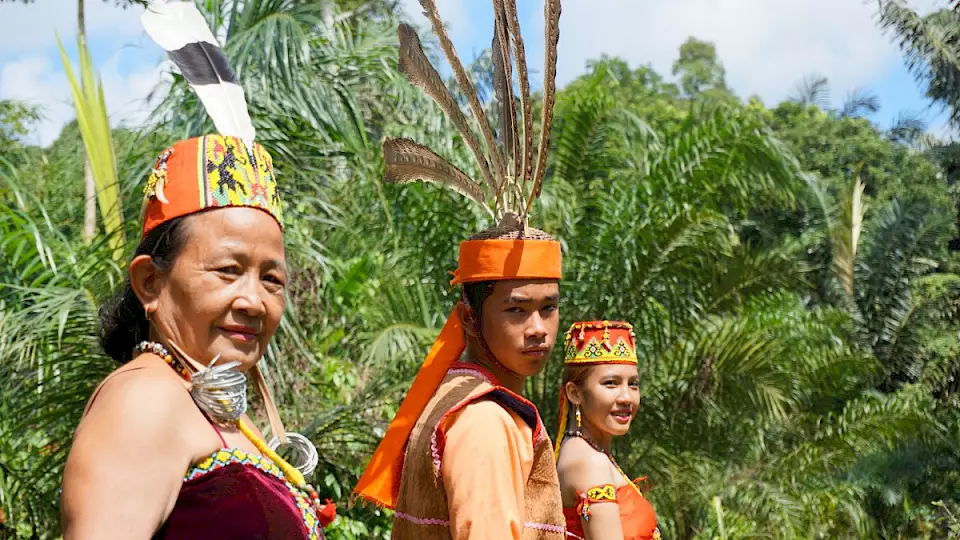 "Dayak Wehea mit traditionellem Haarschmuck" - Mitglieder der Dayak Wehea-Gemeinschaft mit traditionellem Kopfschmuck, das die kulturelle Vielfalt und die Zusammenarbeit von BOS Schweiz mit indigenen Gemeinschaften zur Förderung des Regenwaldschutzes zeigt.