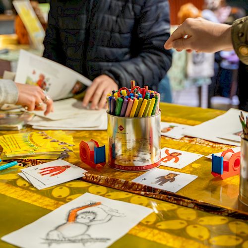 Kinder basteln am BOS-Jubiläumsevent