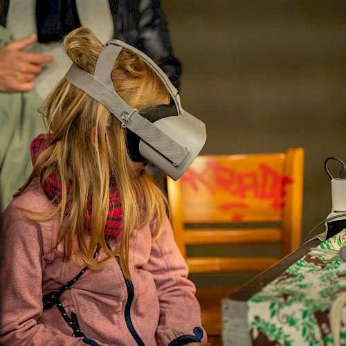 Ein Mädchen besucht per VR-Brille die BOS-Rettungsstation