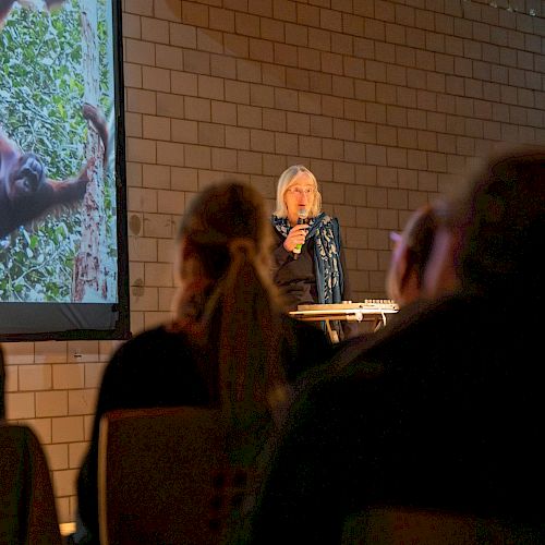 Eine Referentin hält einen Vortrag am BOS-Jubiläumsevent