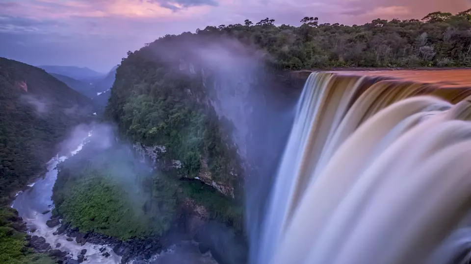 Wasserfall mit Nebel