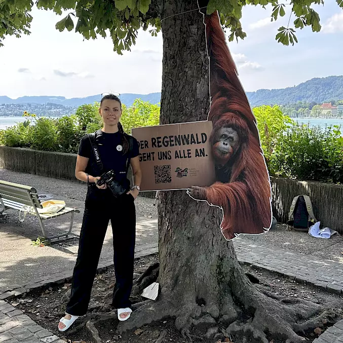 Grosses Bild: Anastasiia hält die PR-Aktion "Affendemo" in Zürich für BOS Schweiz fest.